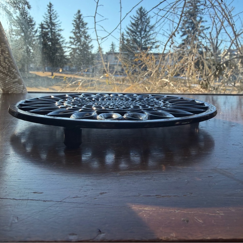 Cast iron sunflower trivet - Picture 2 of 5